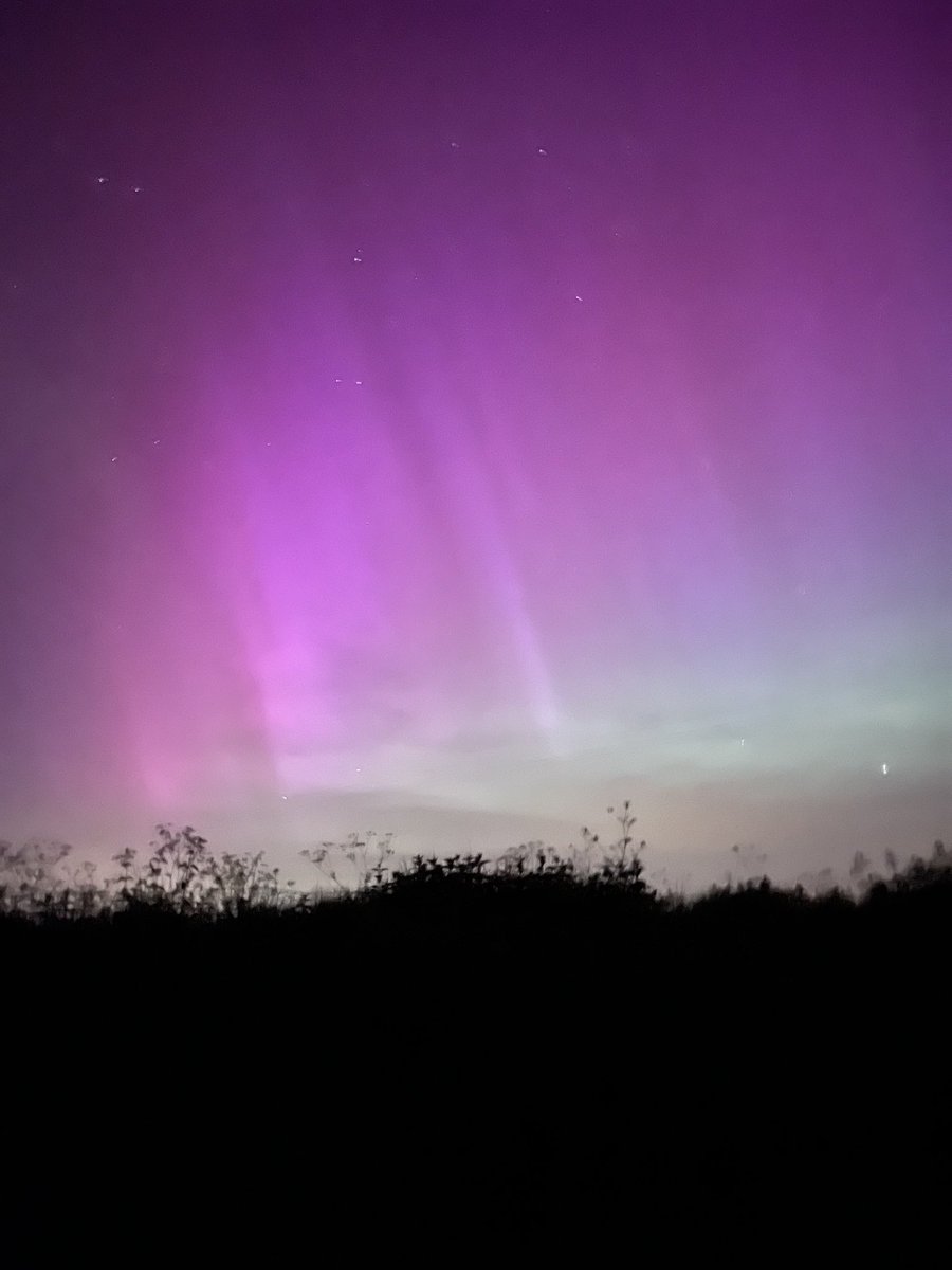 atDave's tweet photo. Some pretty unreal shots of the #Auroraborealis #NorthernLights seen in Hampshire. Shot on iPhone with long exposure but in no other way enhanced. https://t.co/zNwGtJsmZz