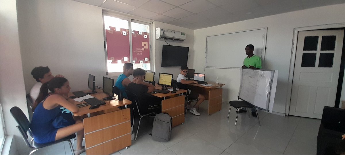 Segundo encuentro del curso de programación para adolescentes y jóvenes en la UIC. Con la guía del profesor Lázaro, los jóvenes pudieron crear hoy su primer programa en Java. #Colab #UICPinarDelRío