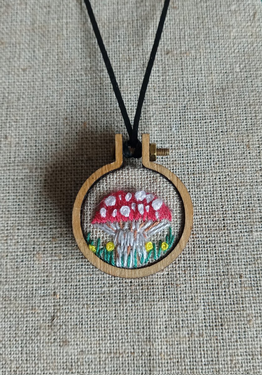 #Saturday #mhhsbd For Fungi fans, a sweet miniature embroidery hoop pendant, featuring a Toadstool scene on natural linen. For further info on this piece, see linked tweet below.