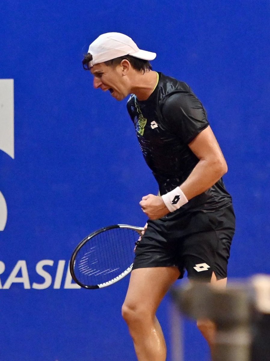 Hoy, en tuits random: Alejo ‘Cangu’ Lingua jugará su primera semifinal de Challenger. Un chico que pasó muchas cosas en el último tiempo, tras el fallecimiento de su papá, hoy está volviendo a encontrarse con su mejor tenis a los 23 años. Lindo verlo competir y festejar así.