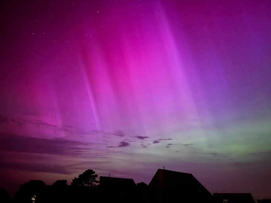 📸🌞🌙Une tempête solaire d'une rare intensité se dirige vers la Terre et cela se matérialise par des aurores boréales visibles en #Bretagne ! 😱 Cet évènement est exceptionnel pour notre région. #auroreboreale 🙏Kévin Jamis pour ces clichés pris à Perros-Guirec ! 🤩🤩