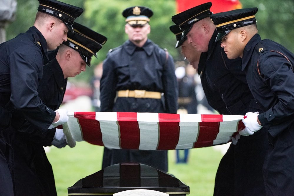 With dignity and reverence, the @USArmy Soldiers of the @USArmyOldGuard provided a full honors funeral while laying to rest the 32nd Chief of Staff of the Army, General Gordon R. Sullivan at @ArlingtonNatl today. This We’ll Defend!