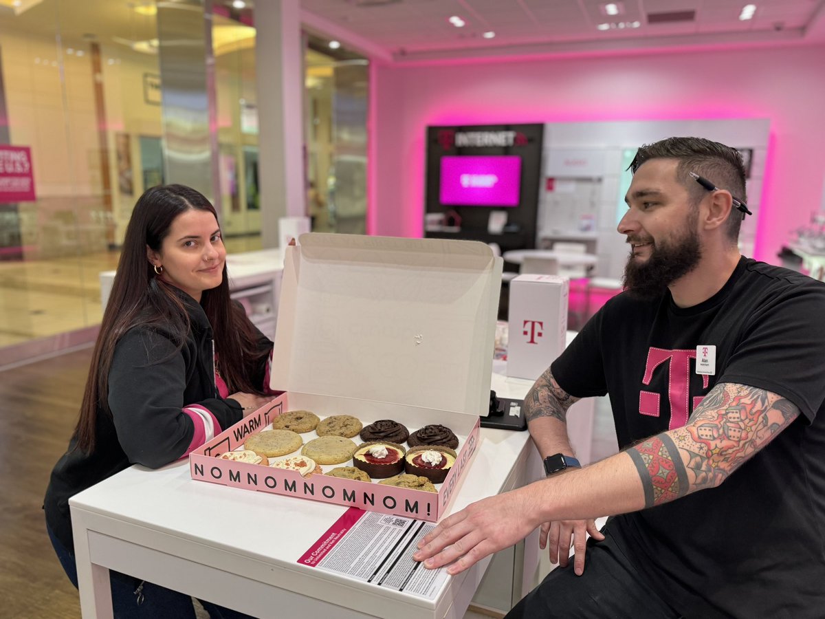 Some Crumbl Cookies to reward my International team 🫶🏼🌎🇨🇺🇺🇦🇵🇪Thanks @TampaBeastDM
