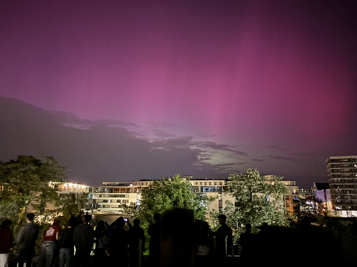 Ridiculous display of Northern lights. Dozens of mesmerised students, lucky enough to witness this rare event #StuMeTa