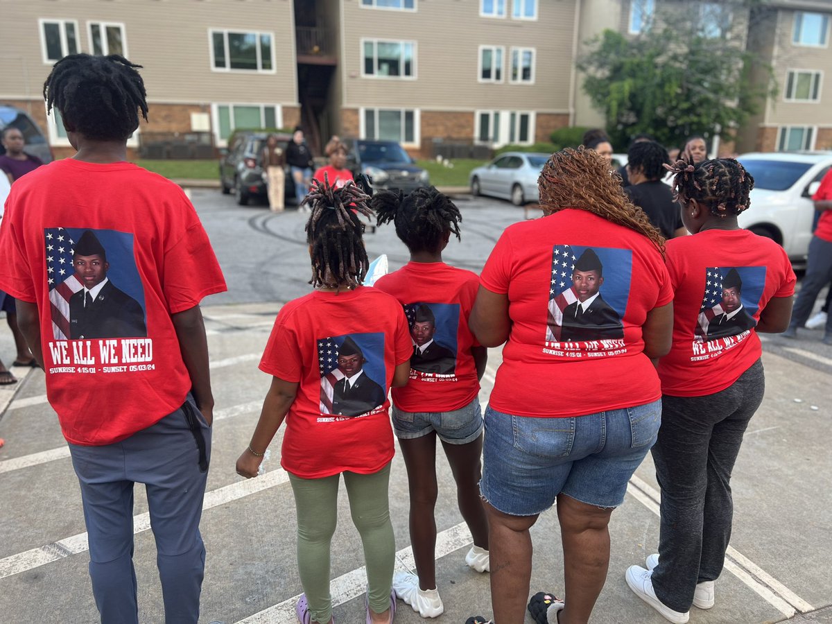 ‘IT’S UNJUSTIFIABLE’ Chantemekki Fortson & her grandkids stand together at a vigil for her son U.S. Air Force Senior Airman #RogerFortson. They’re together in #Atlanta trying to process the 23 Y/O’s death after body camera video showed a shooting by #Florida deputies @11AliveNews