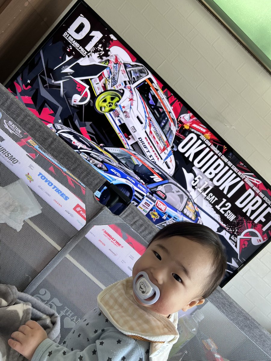 109Bb's tweet photo. 熊久保さんと誕生日一緒って毎回見てて思うww
息子と一緒に見て学んでもらおう❤️
どうしても車好きにさせたいパパww
#D1GP 
#奥伊吹 https://t.co/hTEnUkmOxA