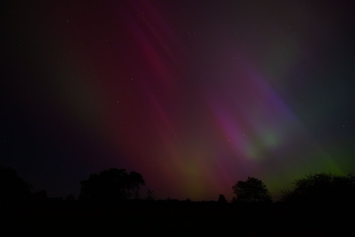 emmanbross's tweet photo. De jolies aurores boréales dans le ciel de #Normandie cette nuit... 🙂
#auroreboreale #bassenormandie #orne https://t.co/LEsrcTfH45