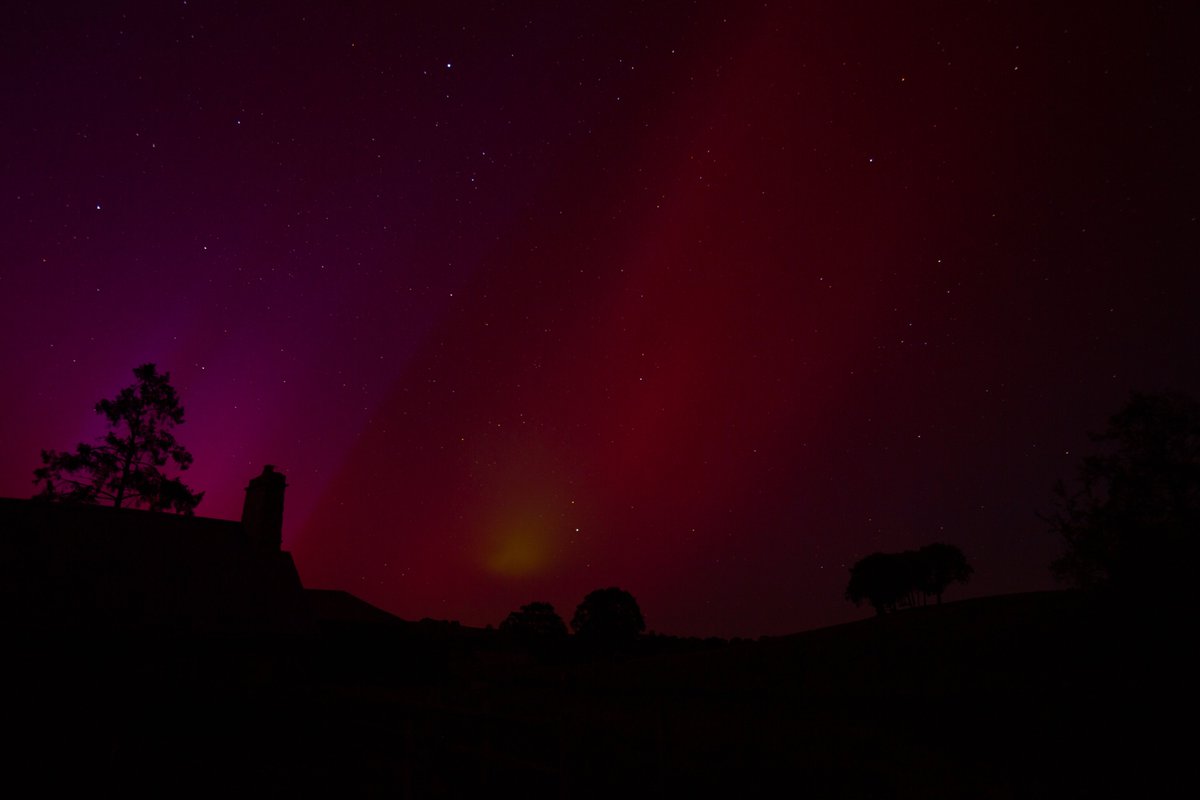 emmanbross's tweet photo. De jolies aurores boréales dans le ciel de #Normandie cette nuit... 🙂
#auroreboreale #bassenormandie #orne https://t.co/LEsrcTfH45