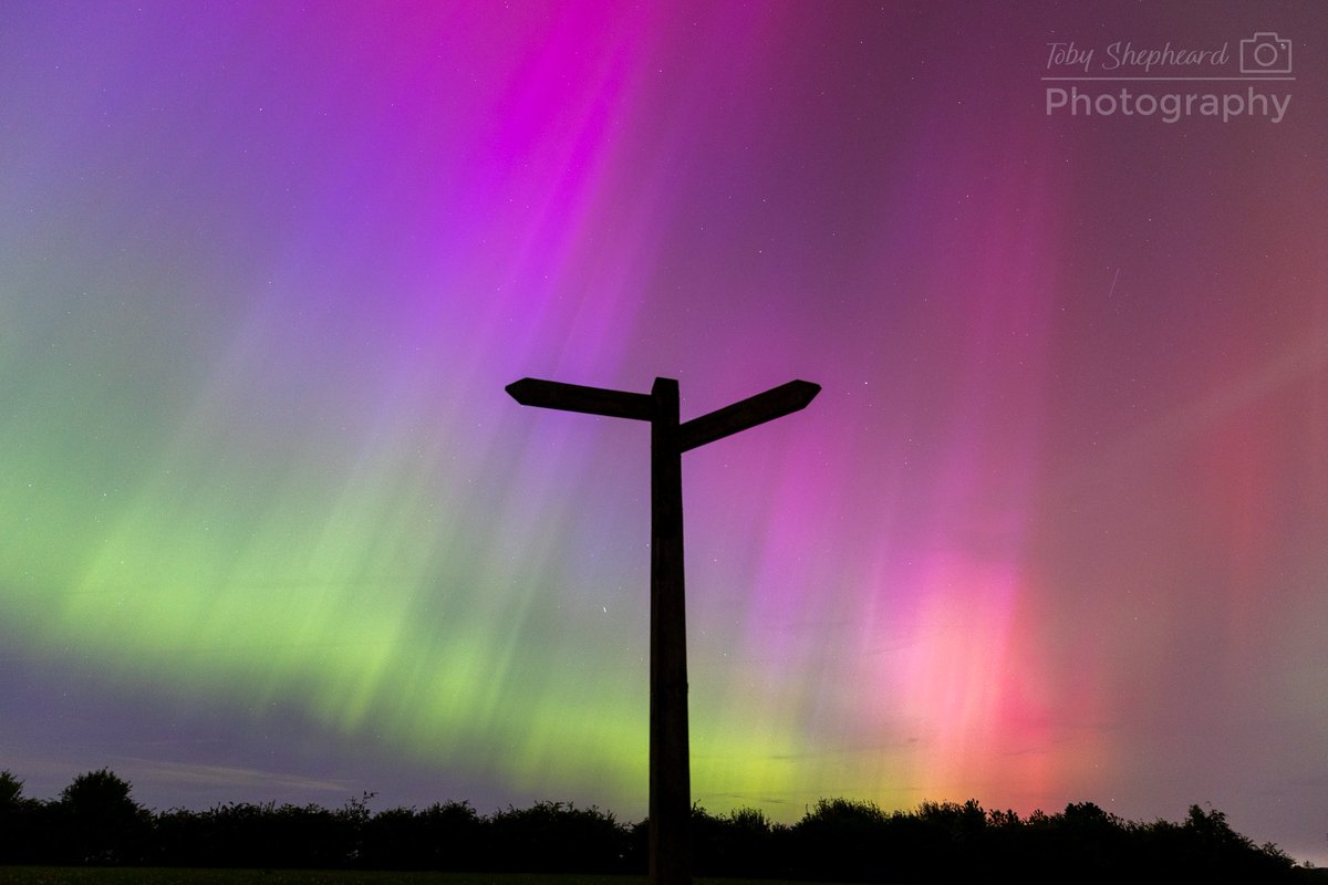 Signpost underneath the Northern Lights over Heartwood Forest, Sandridge, Herts as a severe geomagnetic storm is underway.
(via @Storypicagency )