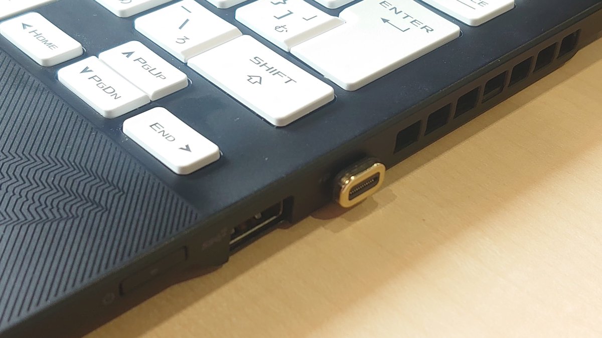 TOTE_TOTE_USE's tweet image. ＃rogflowx13
頻繁に抜き差しするので磁石で引っ付くTYPE-Cを導入
本体側のコネクトの損耗を防ぐのだ