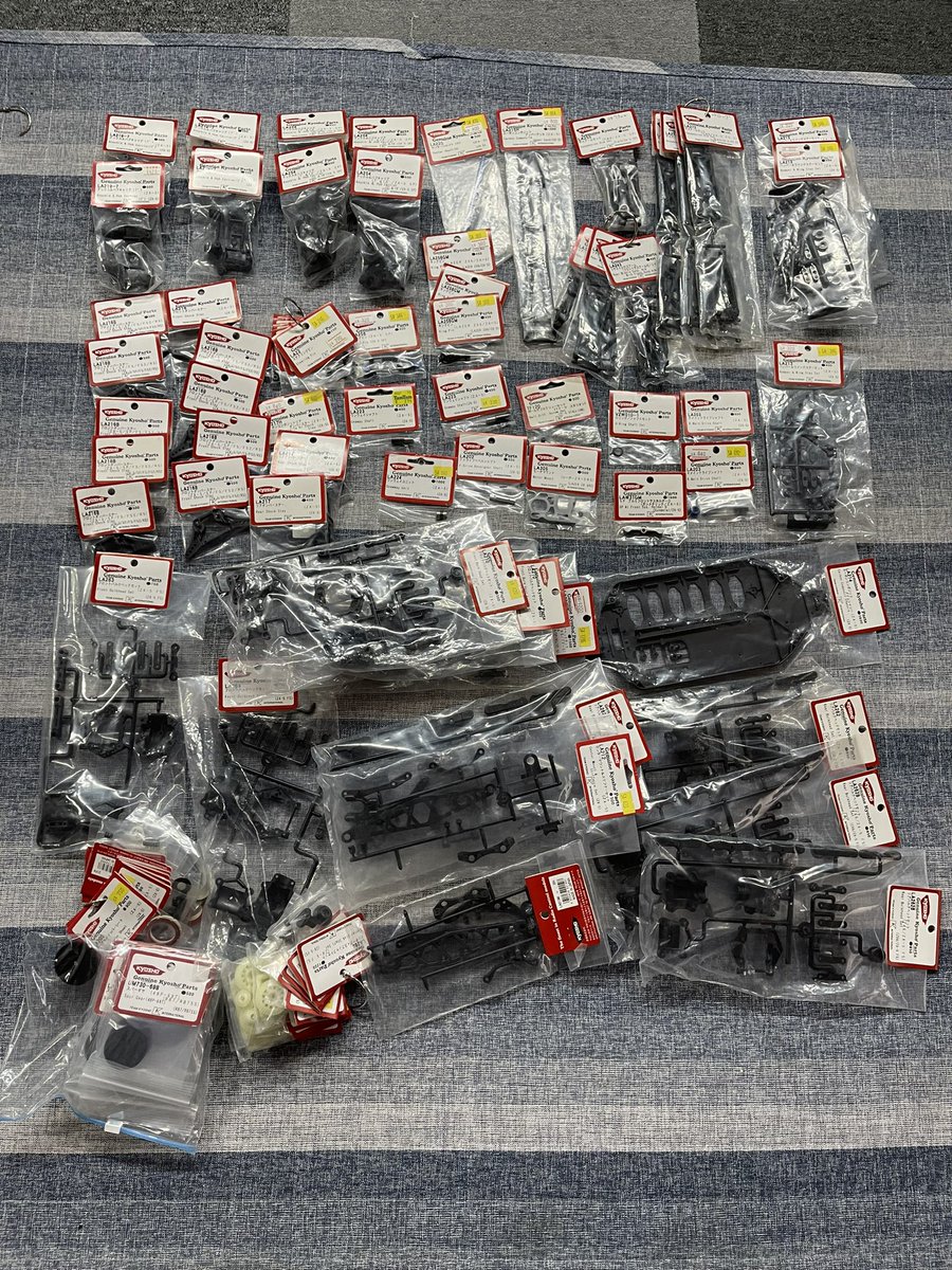 tatti007007's tweet image. ZX5系のパーツを棚卸してみました。
新しくユニバが発売されるのかな。
明日、足周りも確認してきます。😃
#ダートクロス
#ZX5
#KYOSHO