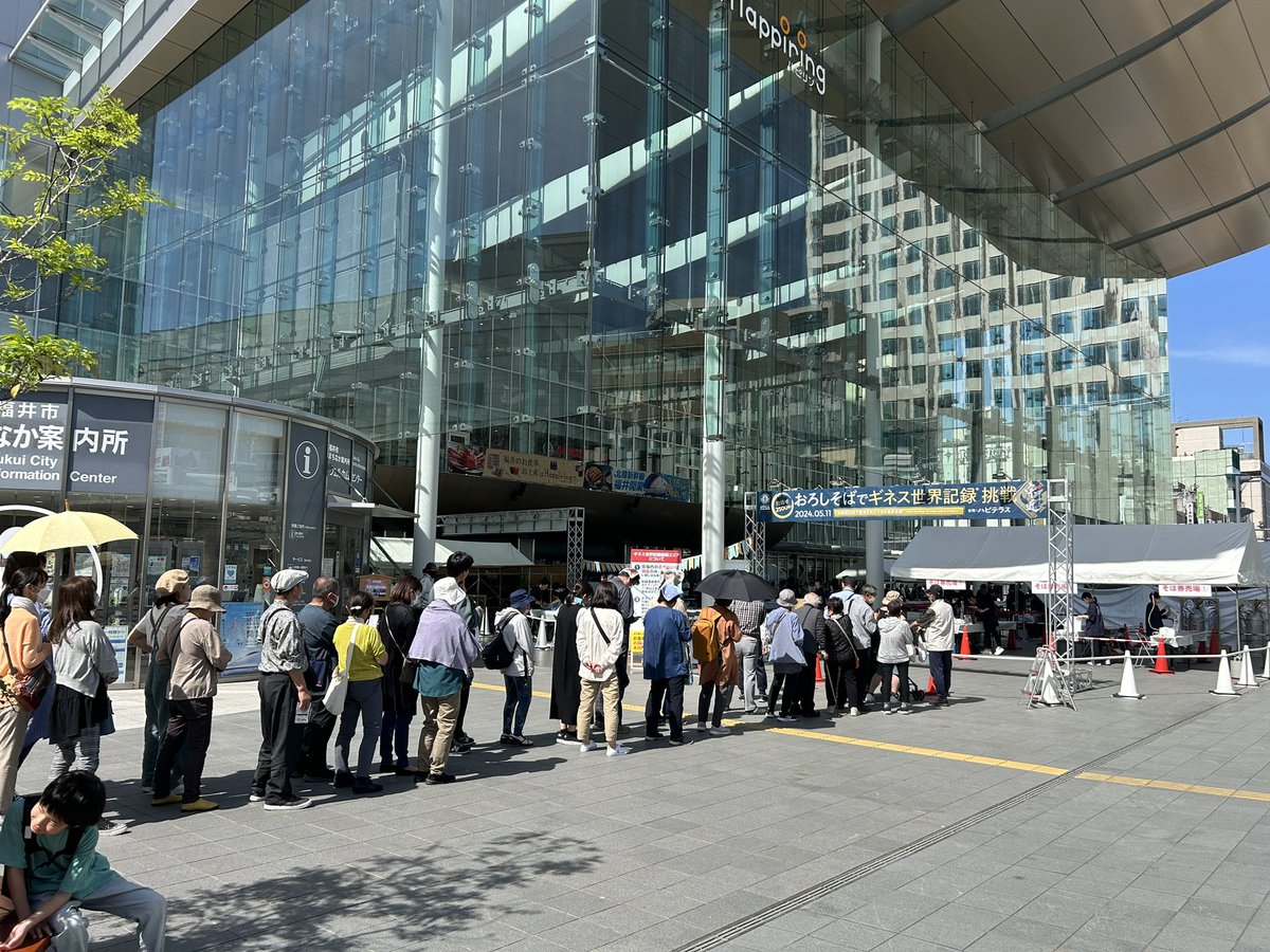 KKDfukui's tweet photo. おろしそばギネス世界記録の広報班です！9:30スタートですが、すでにたくさんの人が並んでますよー！これは世界記録いける！
 #ギネス世界記録 https://t.co/05P4PTHnL5
