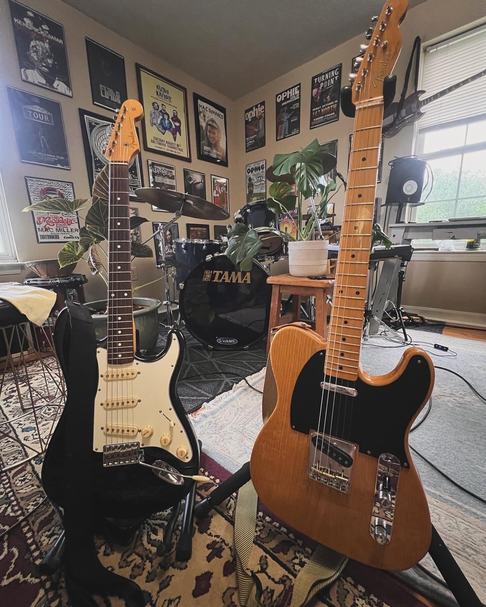 MOPthof's tweet photo. when life gives you lemons, you buy guitars 🍋 https://t.co/Az7PMBfqby