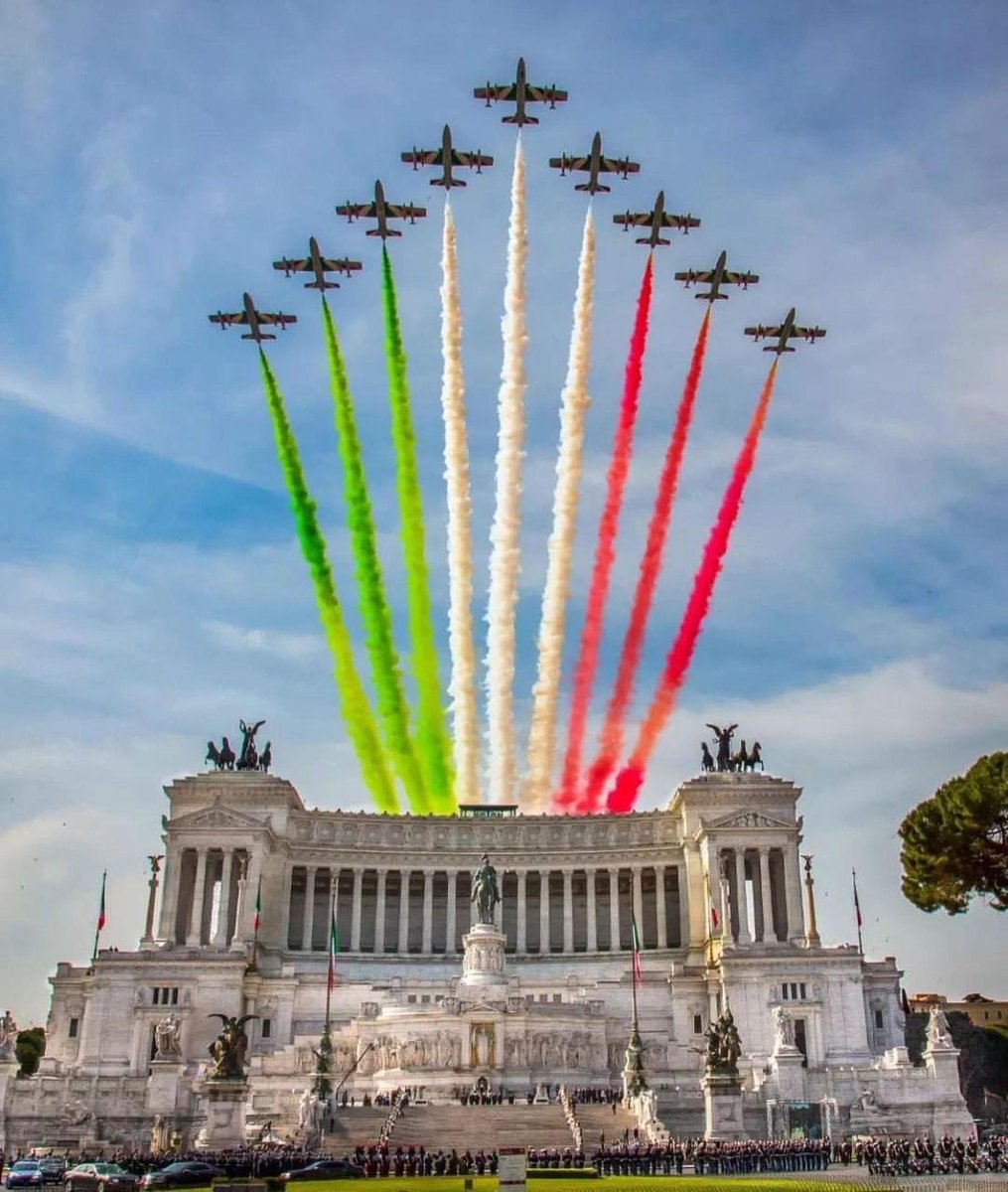 Frecce Tricolori flying over Rome, Italy. 🇮🇹✈️🇮🇹