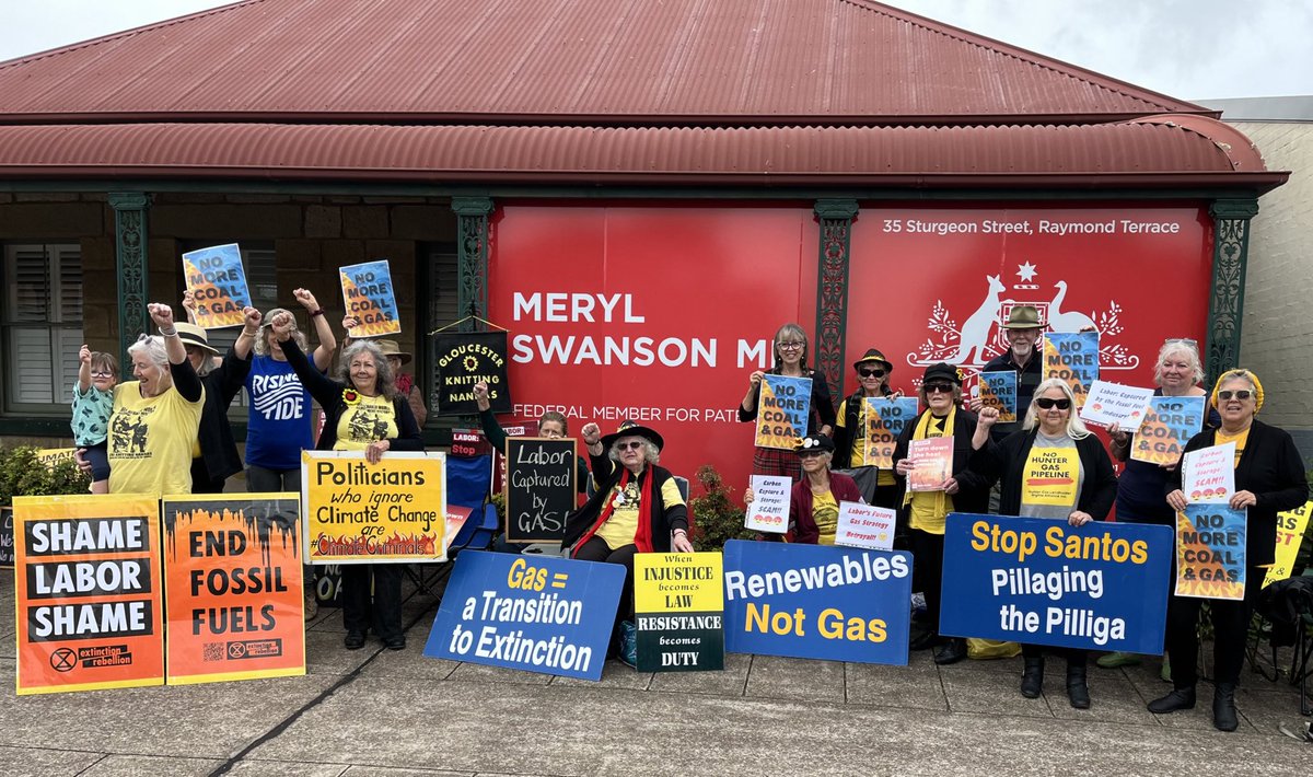 With the “Future Gas Strategy” the Labor government has once again kicked the can down the road but time is running out. ⌛️ Rising Tide and allies showed up at @AustralianLabor offices around the country to call on Labor to stop approving new coal, oil and gas proposals.