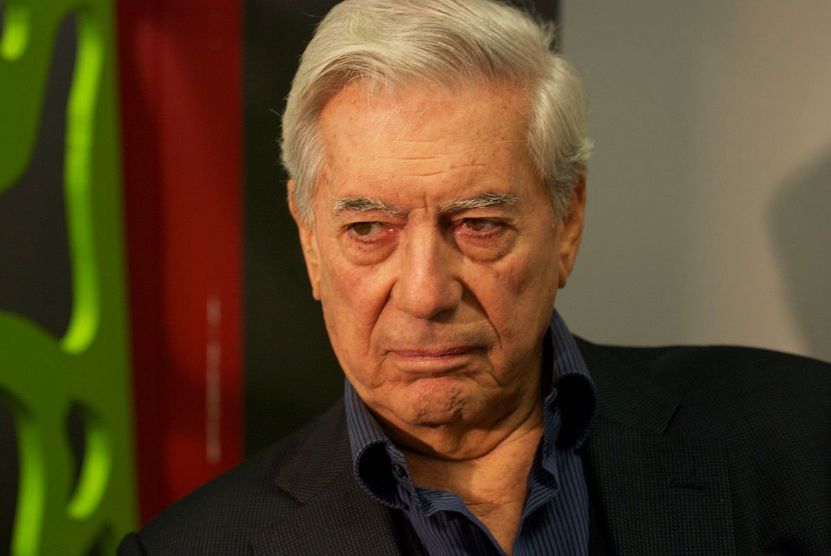 'La pasión por la literatura, como todos los buenos vicios, se acrecienta con el paso de los años'. Mario Vargas Llosa #Fuedicho