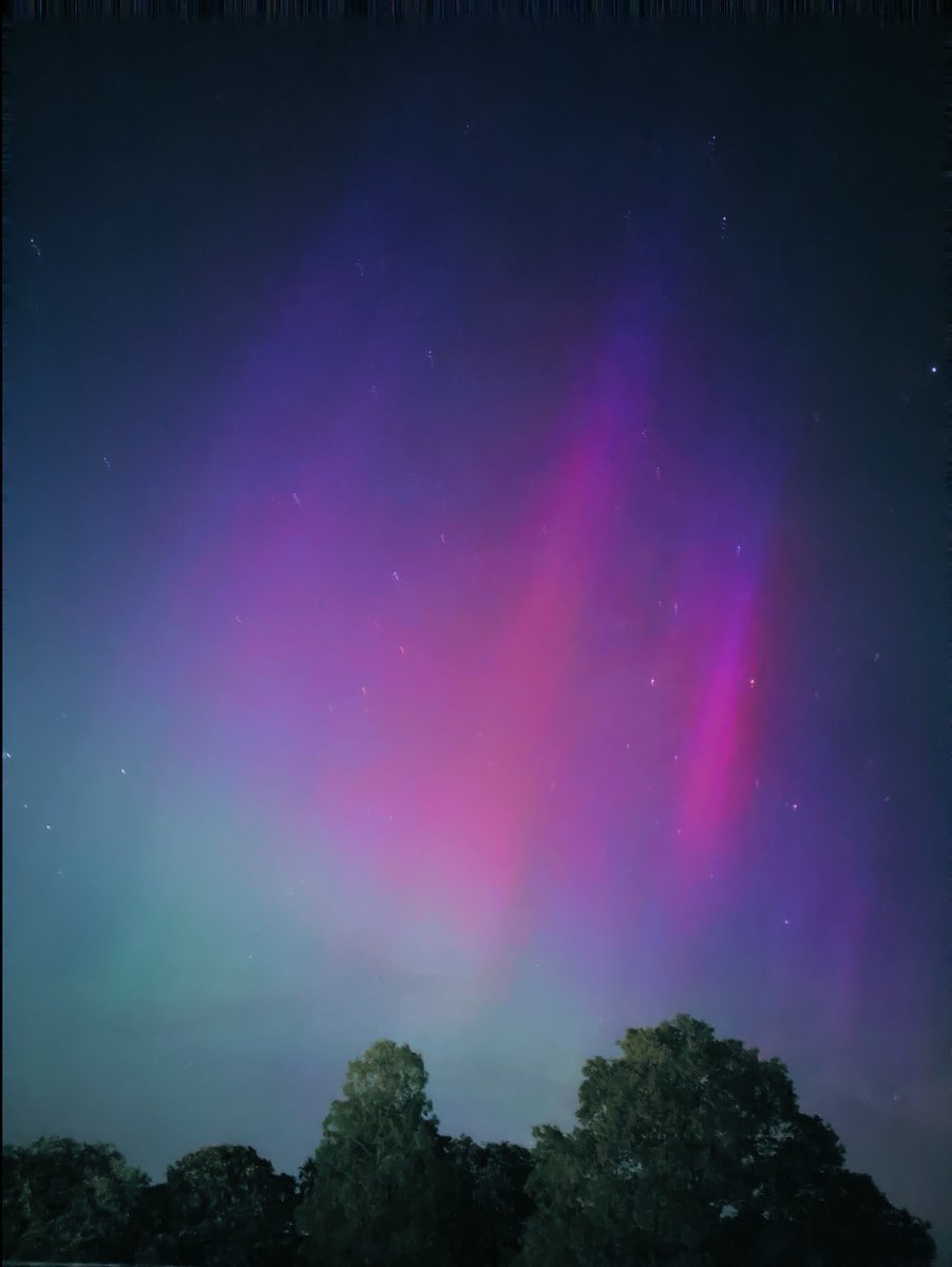 E=hf in action Taken from the balcony of @RadleyPhysics, looking North towards Oxford Photo credit: @CarolineYorston, ⁦@OnePlus⁩ 9 camera. #AuroraBorealis #NorthernLights #MagneticStorm