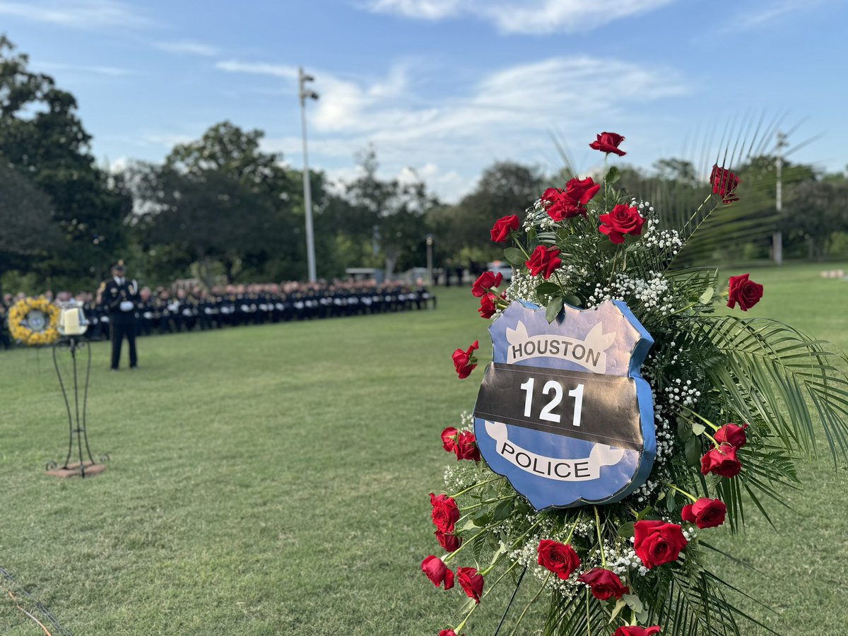 Houston Police Officers Memorial Service & Candlelight Vigil 2024 - Watch LIVE youtube.com/watch?v=hGz67X…