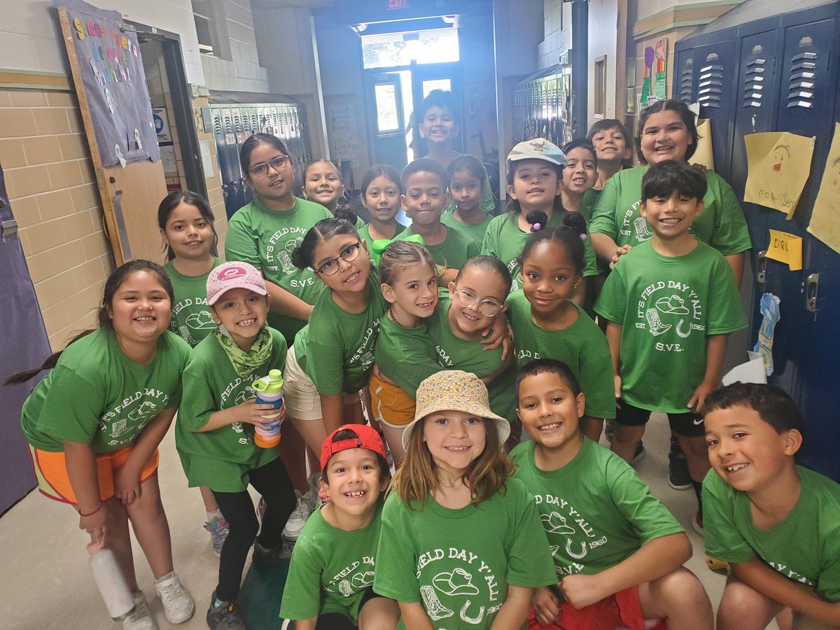 kimperclefarias's tweet image. It was a perfect SVE Field Day...seeing former students who came to help, time with our staff, lots of happy kids, and winning tug-of-war! It reminded me of so many other great past Field Days #ForeverGators 🐊 #RISDweareone
