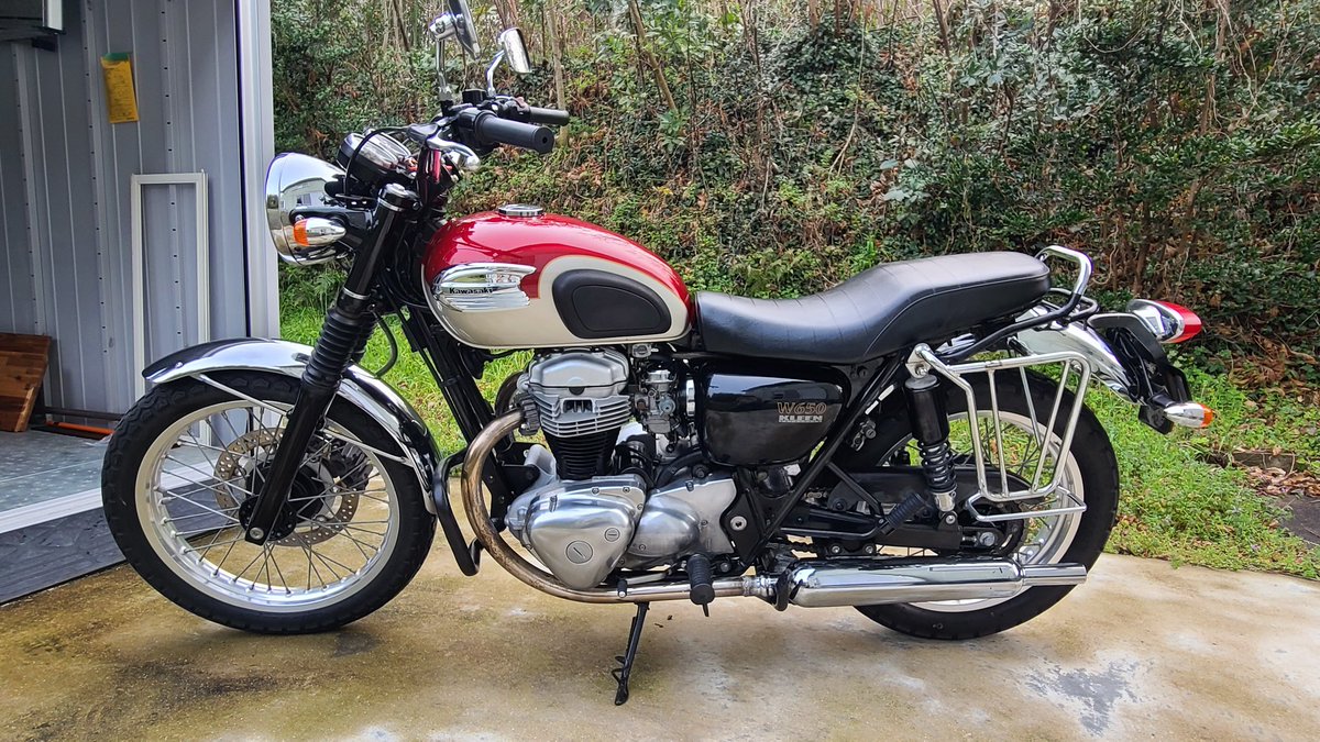 sycomcom's tweet photo. ZRX400を売却したお金で、昔から興味があったW650を購入   ZRXの高値に感謝🙏   追い銭でポッシュハンドル、ボートラップマフラー、ガレージT＆Fシートに交換。   タンクは自家塗装(下手い) https://t.co/NUq0xGoIDd