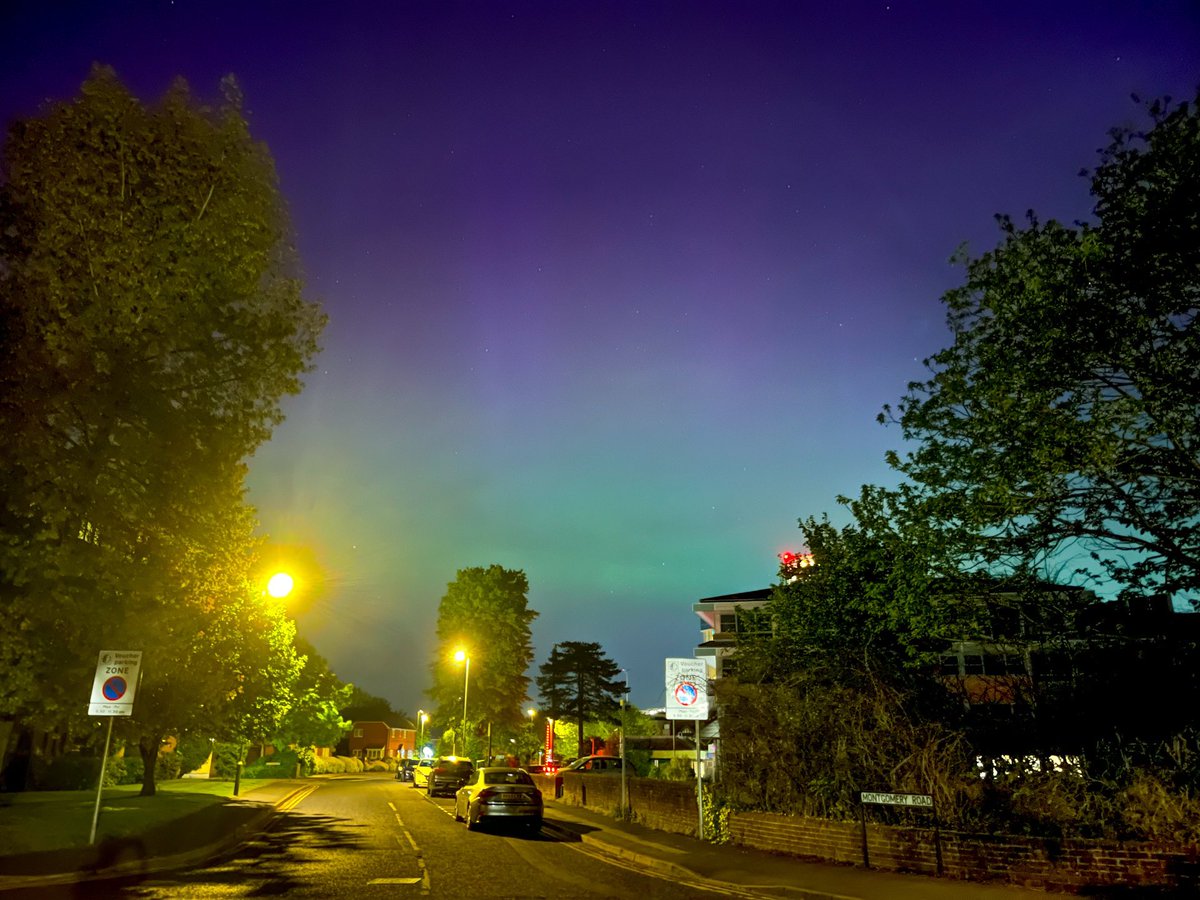 Northern lights from Woking! Such a treat.. 🤩 #northernlights #auroraborealis #woking
