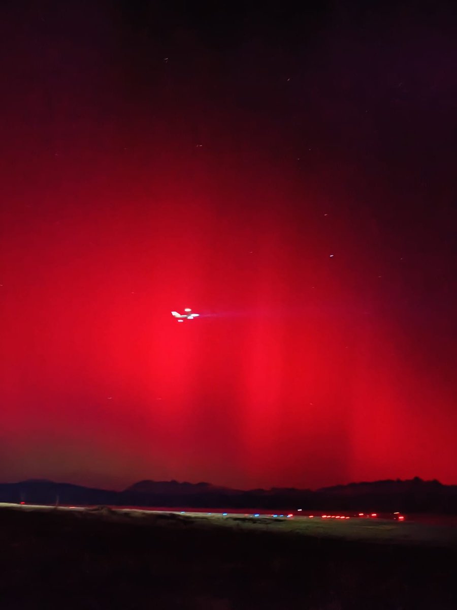 JuaniAyoroaOK's tweet photo. AHORA🚨😍😍
Auroras Australes vistas en Ushuaia, debido a la fuerte geotormenta (G5- la categoría mas alta) que está afectando a la tierra.
#Geotormenta
#aurora https://t.co/iI4NsS8vay