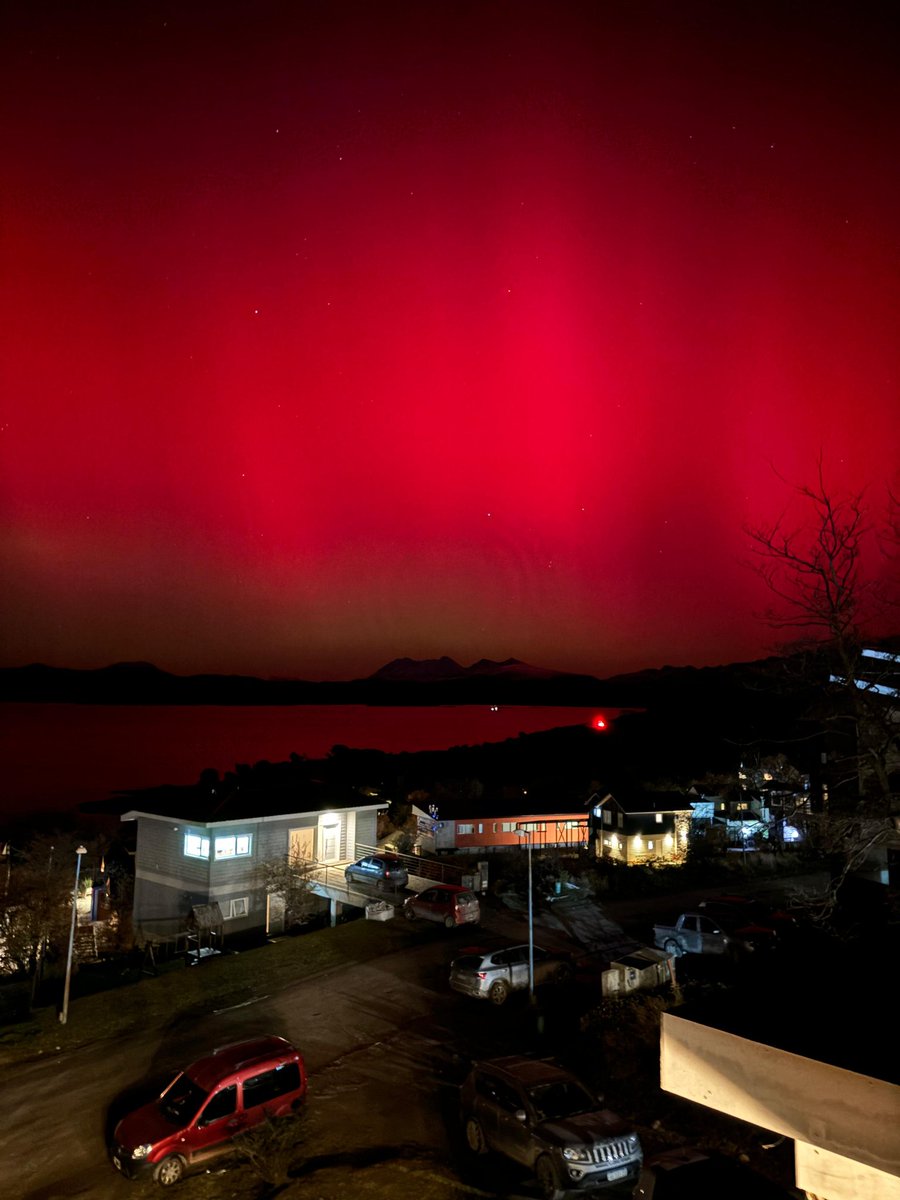 JuaniAyoroaOK's tweet photo. AHORA🚨😍😍
Auroras Australes vistas en Ushuaia, debido a la fuerte geotormenta (G5- la categoría mas alta) que está afectando a la tierra.
#Geotormenta
#aurora https://t.co/iI4NsS8vay