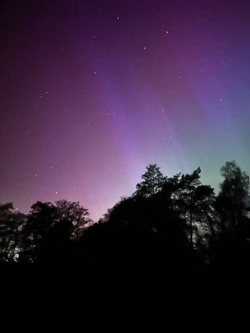 First time seeing the #northenlights and it&rsquo;s from my bedroom 😍 #nofilter 🩷 https://t.co/6T5kxZ7aD4<a href="/tag/northenlights"class="tags">#northenlights</a><a href="/tag/nofilter"class="tags"><span>#nofilter</span></a>