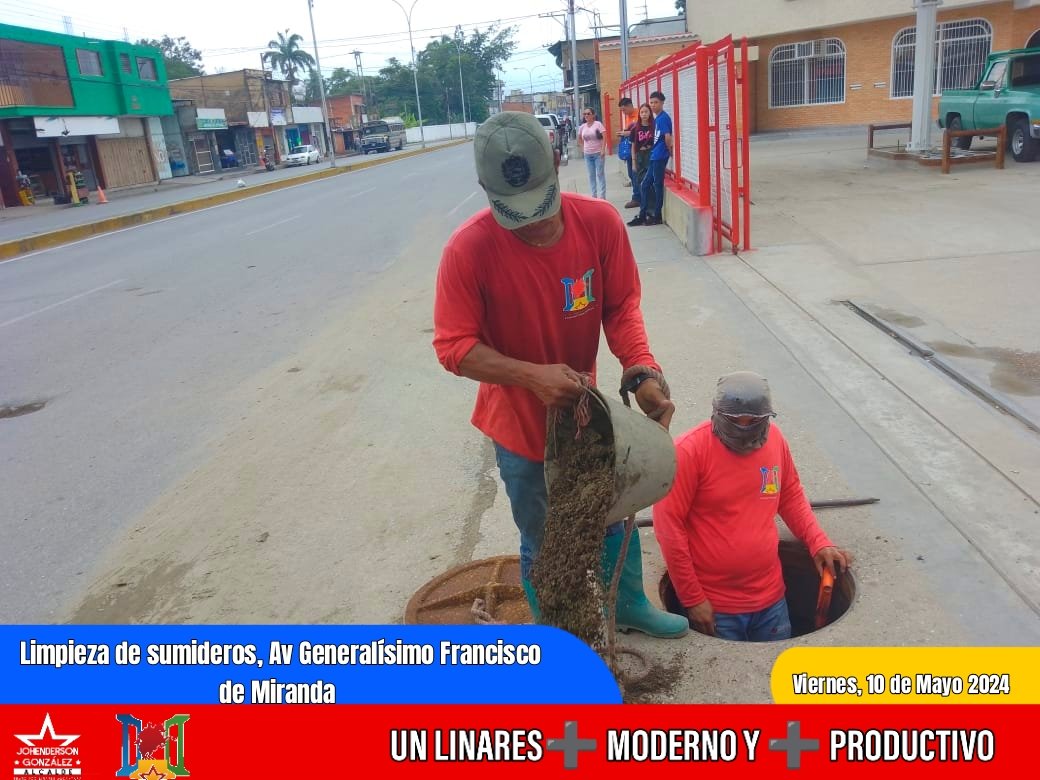 AlcaldiaFla_'s tweet image. #10May|| Como parte del plan pre-lluvias, el equipo sigue en la jornadas diarias de las limpiezas de los sumideros por los distintos territorios del Municipio.
#VenezuelaFestivalDeAmor