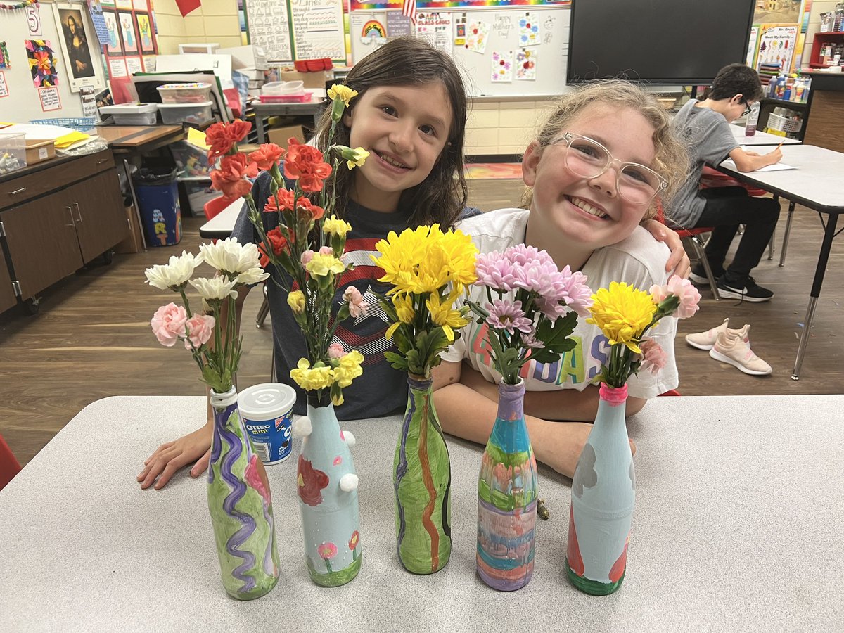 5th grade Art Club painted recycled bottles as flower vases for their moms for Mother’s Day 💐 Cute vases and cute artists! 🧑‍🎨👩🏻‍🎨 @HumbleISD_FE @VisualArtHumble #mothersdaygifts #recycledbottles #elementaryart #artclub