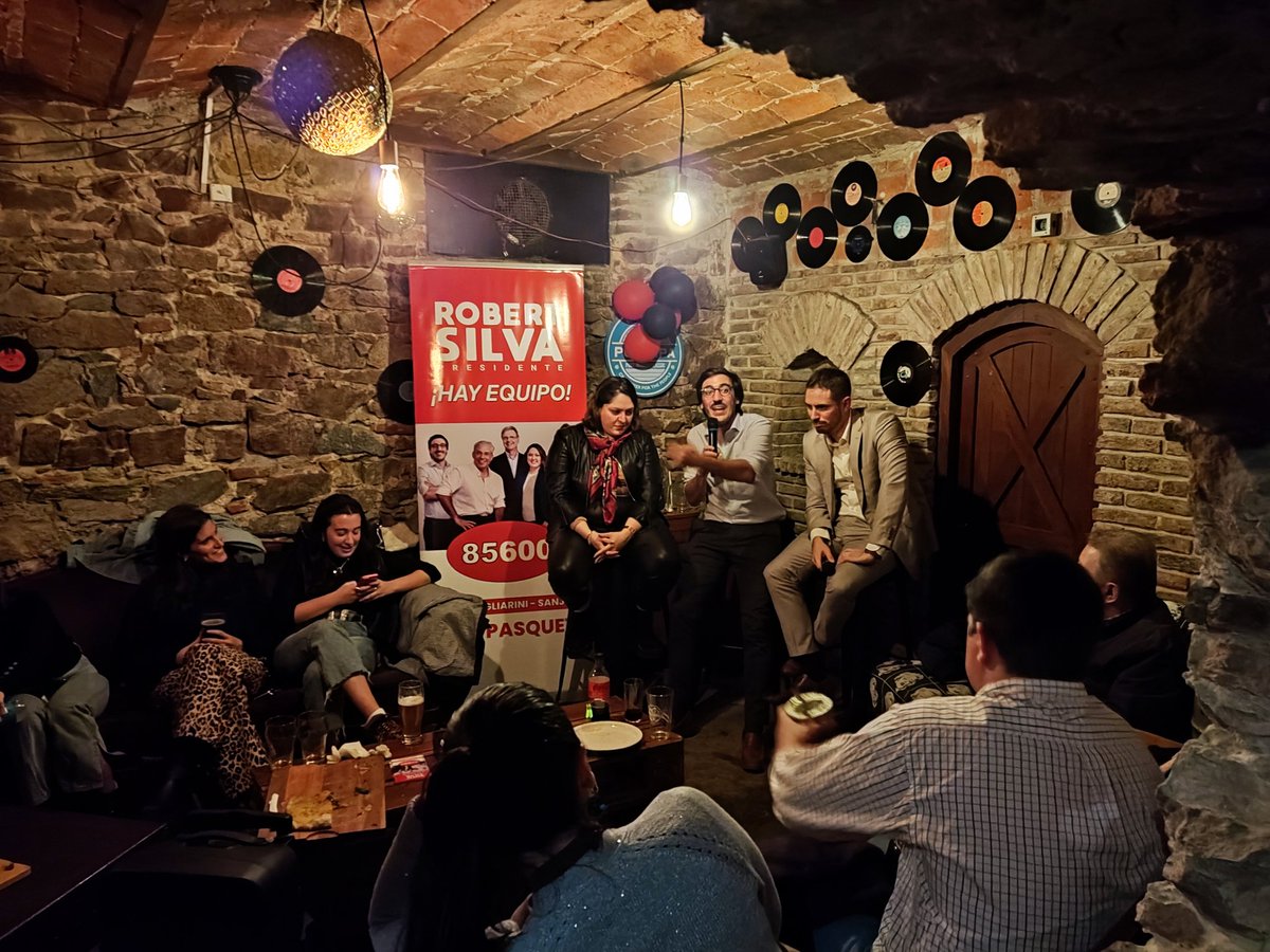Viernes de noche y estos tres muchachos arman una asamblea en un bar, para discutir temas importantes de la hora nacional.

Sería un desperdicio que no lleguen al Parlamento. 

#85600