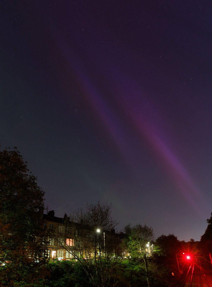 Wee hint of the aurora as seen from Pollokshields, Glasgow, 1am Saturday 11th May 2024. Astonished to see a glimpse of this despite all the light pollution in the city. #aurora #NorthernLights #solarstorm