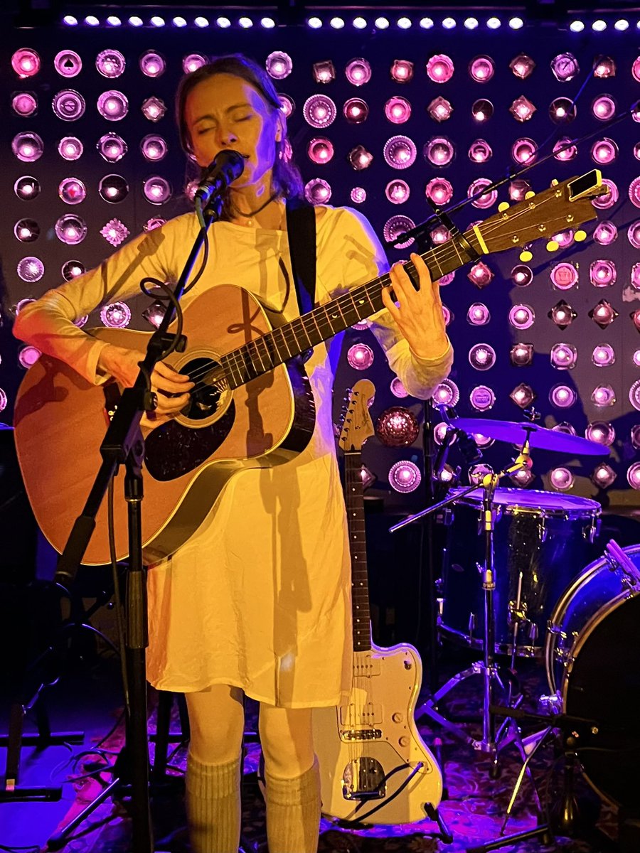 The music of @im_skullcrusher is the perfect way to ease out of the week…for a moment I thought she had six fingers, so mesmerized was I by her fingerpicking on the first song! @BabysAllRight #livemusic