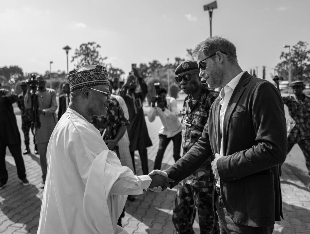 Prince Harry thanked for inspiring and supporting Nigerian military forces. “Your visit will definitely lift the spirits of our brave and resilient officers and men and women of the Armed Forces”🎖️🇳🇬 #HarryandMeghaninNigeria