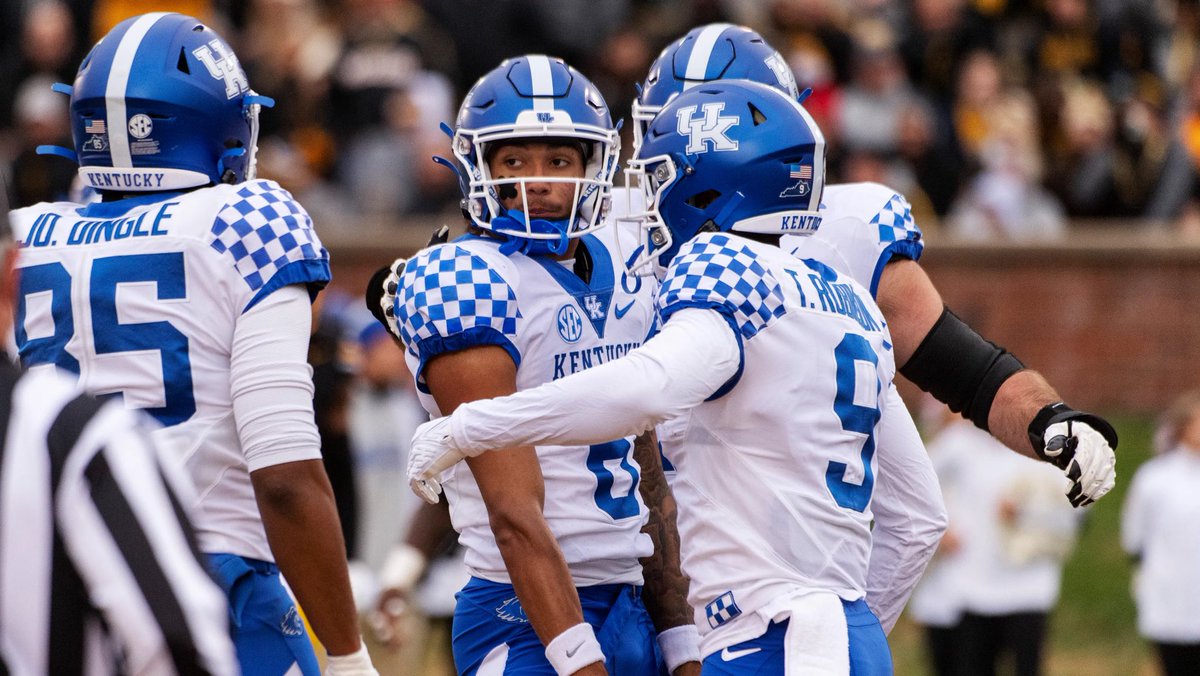 Blessed to receive an offer from the University of Kentucky 🔵⚪️ @CoachBuffano @UKFootball @LHSDreadnaughts @Kelvin_Broome @coachhenn12 @CoachHixOL @polk_way @Andrew_Ivins @adamgorney @ChadSimmons_