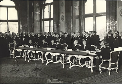 15 May 1955: The Austrian State Treaty is signed. It re-established #Austria as a sovereign state and forbade unification with Germany or restoration of the Habsburgs. It also provided safeguards for Austria's Croat and Slovene minorities. #History #ad amzn.to/3zy43J1