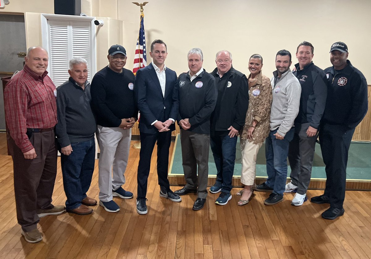 Thank you all for coming out to meet @RobMenendez4NJ and all your other elected representatives. We had a GREAT crowd! #BayonneStrong #WeAreBayonne @CityofBayonne @CraigGuyHC @KenKopacz