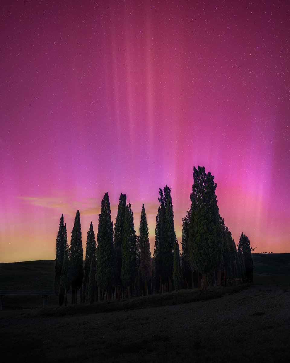 I captured the northern lights over Tuscany, Italy tonight. Unbelievable moment.