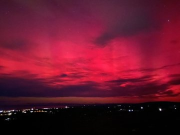 Que lindo es verlos admirar la belleza de la muerte iónica que están teniendo nuestras neuronas por una mega tormenta solar T4. Igual un poco hacía falta ver las auroras boreales y australes y saber que no somos más que polvo de estrellas existiendo y desapareciendo. Los kise.