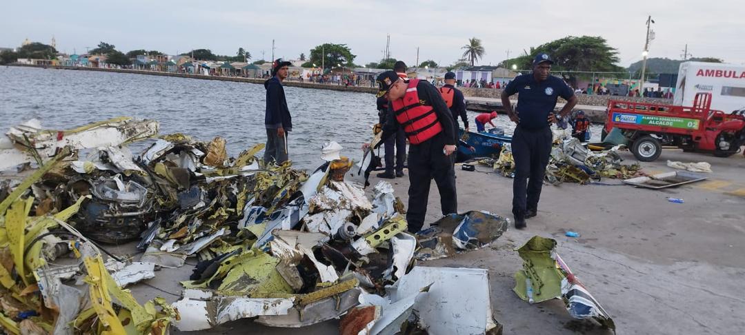Alberto Sobalvarro alcalde del municipio Almirante Padilla #Zulia "Localizamos 3 cuerpos sin vida (dos adultos y un menor). Gran parte de la aeronave también ha sido encontrada. Las labores de búsqueda por el día de hoy finalizan, se retoman mañana a las 6:00 am. <a href="/ajsobalvarrod/">Alberto Sobalvarro D.</a>