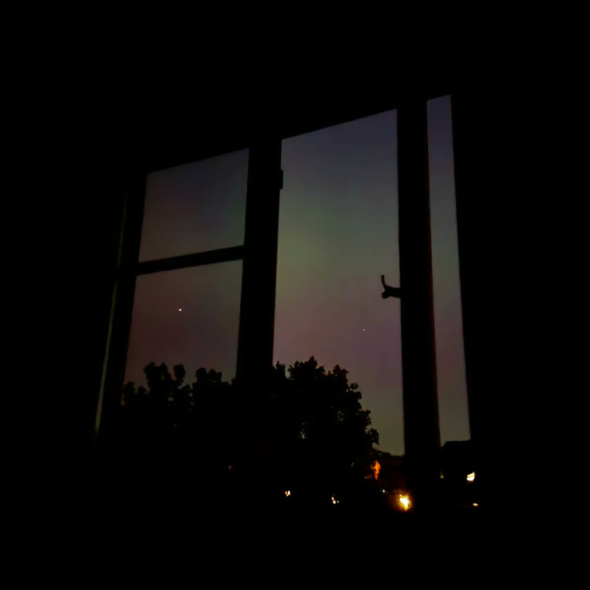 JWRTalks's tweet photo. Absolutely mesmerising.   I've seen these lights before, many times, at sea, but never above my own home

#NorthernLights #aurora https://t.co/UcUzy9xuO7