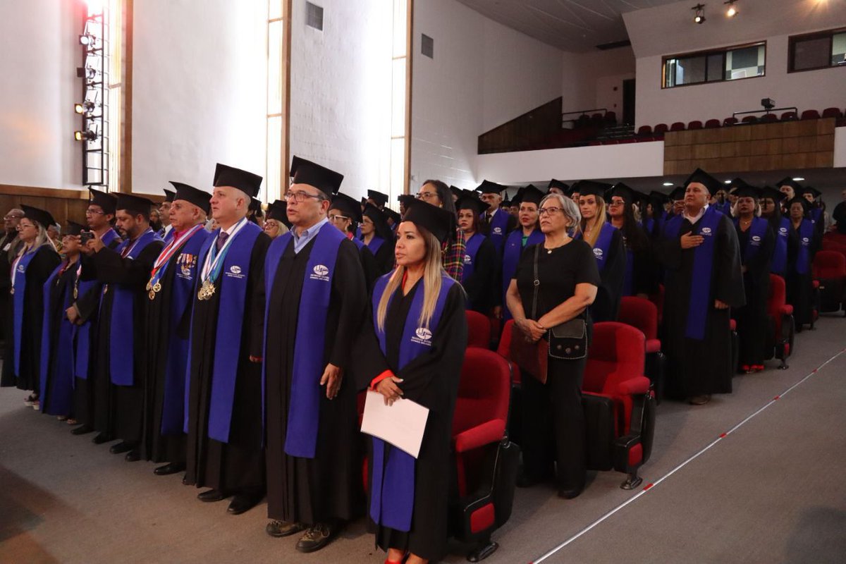 #HOY || En el auditorio del @Incret_Oficial se efectuó el acto de entrega de títulos universitarios para los Licenciados, Magíster y Doctores que egresaron en la II Cohorte del Motor Construcción #VenezuelaFestivalDelAmor