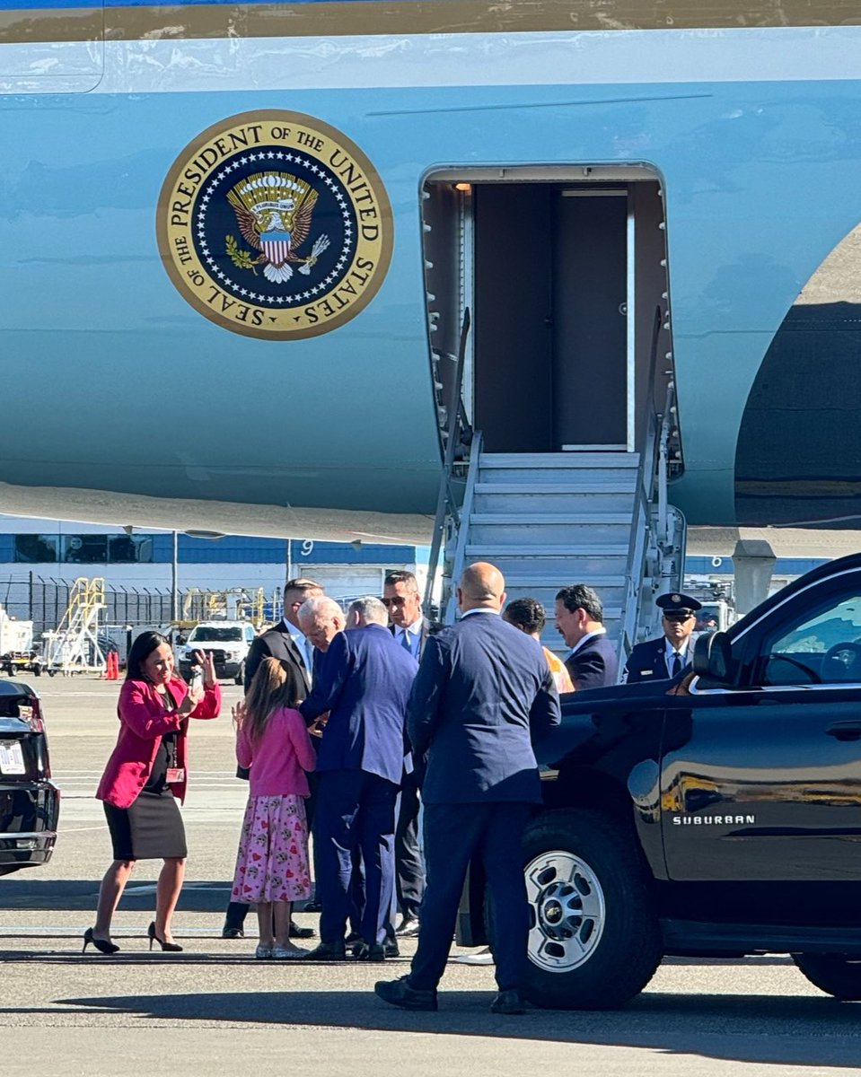 President Biden lands in Western Washington, shares moment with King County Executive Dow Constantine’s daughter. Port of Seattle Commissioner Toshiko Hasegawa appears to have a great photo of the exchange. @komonews