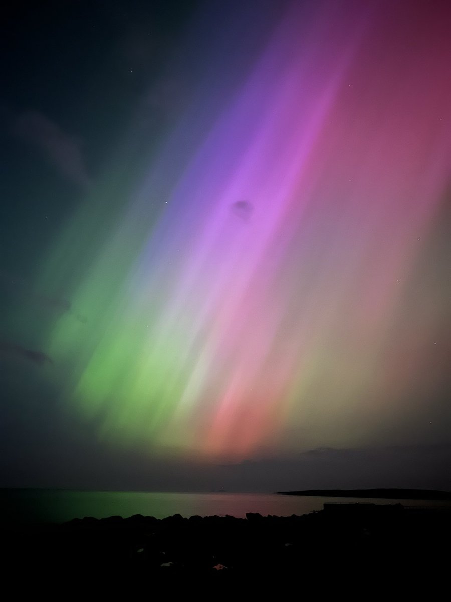 MuMooChiz's tweet photo. กรี๊ดดดด ดีใจจจ ฝันเป็นจริงแล้วได้เห็นแสงเหนือ (Aurora) วันนี้มี Solar Storm ที่ Dublin แสงเหนือคือชัดมากกกก นี่กับเพื่อนขับรถขึ้นมาดูที่ Skerries คือ เวอร์มากก เห็นครบทุกเฉดสีตั้งแต่เขียวไล่ไปยันม่วง เหมือนมันเต้นระบำอยู่เลย 🥹❤️❤️❤️ https://t.co/7UuBQF6uwL
