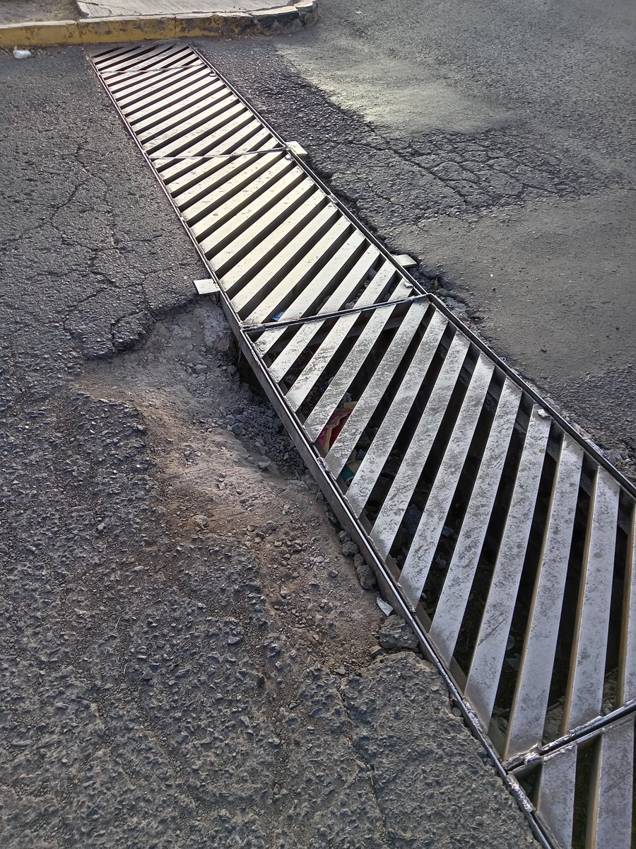 anuarcititito's tweet photo. @qromunicipio @MpioQroSegob  ayuda, en Av. De las Campanas esquina Cerro de la Cruz en la Col. Exhacienda Santana se está abriendo un socavón en una de las coladeras. Es un peligro para peatones y automóviles, necesitamos pronta atención https://t.co/vN6xXtojgX