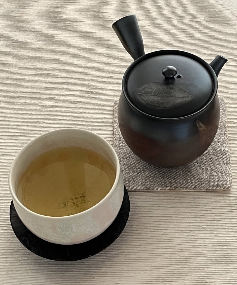 朝のお茶時間。煎茶ですっきり。
木の葉の急須で淹れてみました。