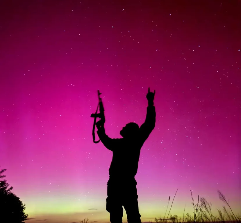 A Ukrainian defender with the aurora borealis near the frontline