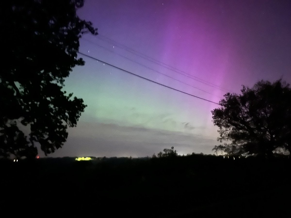 Smartle's tweet image. Found lots of people randomly pulled over in north London looking at the Northern Lights. You can only really see them looking through a phone though, 🤪 this is my head pretending to see them in the sky #northenlights