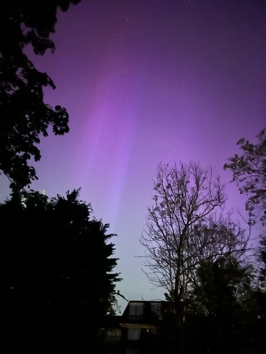 Smartle's tweet image. Found lots of people randomly pulled over in north London looking at the Northern Lights. You can only really see them looking through a phone though, 🤪 this is my head pretending to see them in the sky #northenlights