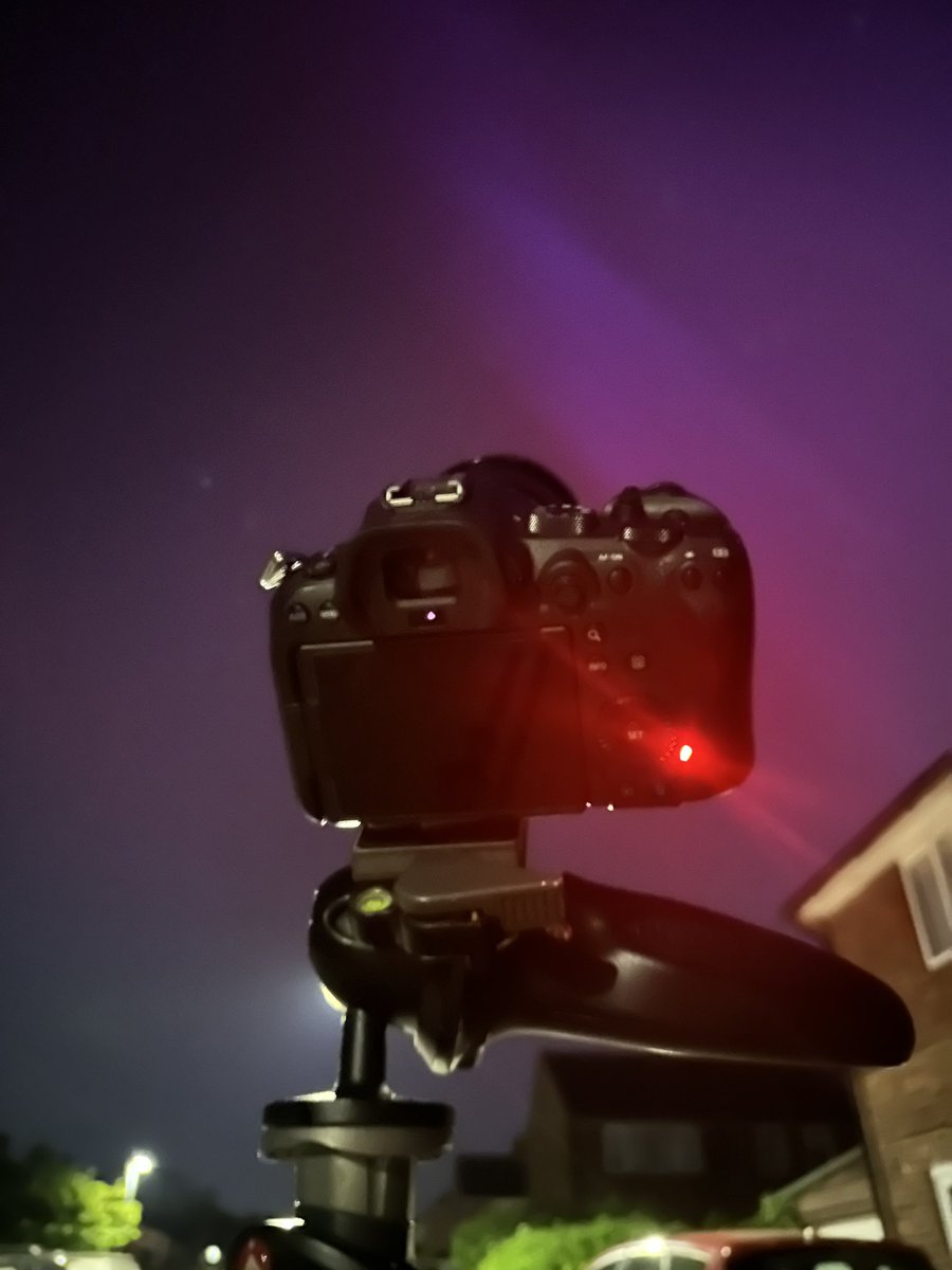 SummersPhotoUK's tweet image. What an incredible light display tonight in Berkshire. This is why I teach photography to help create moments like these! 

#auroreboreale #aurora #AuroraBoreal #northenlights #lightshow #Solar_Colors #solarstorm #SolarFlare